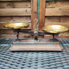 Bilancia a due piatti dei primi del 900