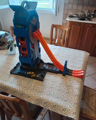 Mega garage hot wheels