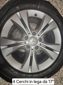 Cerchi in lega da 17 e pneumatici 