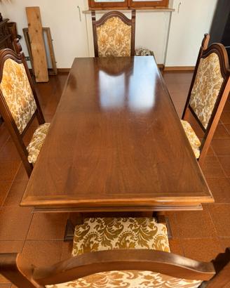 Tavolo in legno massello con sedie imbottite