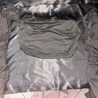 maglietta nera con piumette e maniche arricciate