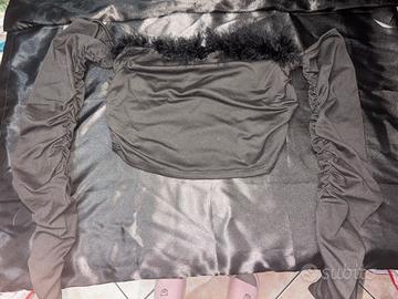 maglietta nera con piumette e maniche arricciate