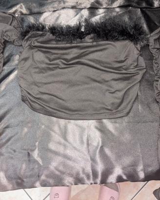 maglietta nera con piumette e maniche arricciate