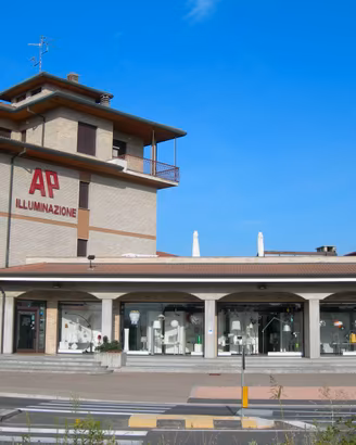 Negozio di 13 vetrine da 350mq + Magazzino/Laborio