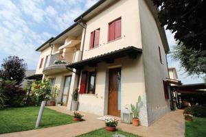 Villa di 200 m² con più di 5 locali e box auto a L