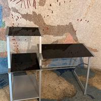 scrivania in metallo con ripiani in vetro nero