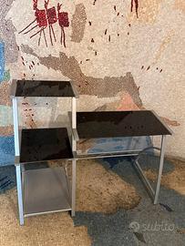scrivania in metallo con ripiani in vetro nero