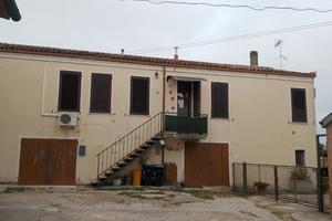 Casa indipendente su tre lati