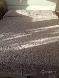 Copriletto uncinetto beige