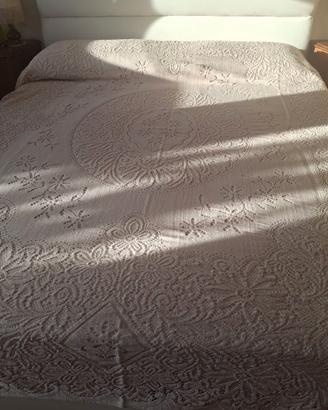 Copriletto uncinetto beige