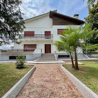 ESCLUSIVA VILLA IMMERSA NEL VERDE CON STUDIO IN...