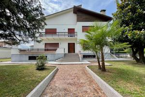 ESCLUSIVA VILLA IMMERSA NEL VERDE CON STUDIO IN...