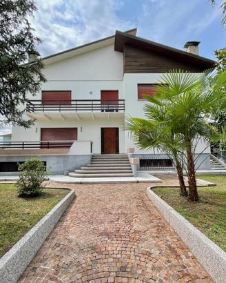 ESCLUSIVA VILLA IMMERSA NEL VERDE CON STUDIO IN...