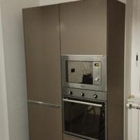 cucina lineare più colonna frigo e forno