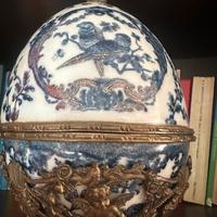 Uovo ceramica con uccellino e base di bronzo