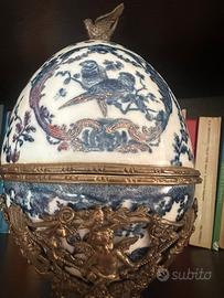 Uovo ceramica con uccellino e base di bronzo