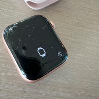 Apple Watch series 5 GPS con vetro danneggiato