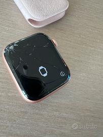 Apple Watch series 5 GPS con vetro danneggiato