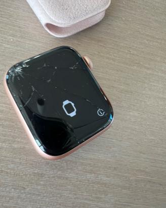 Apple Watch series 5 GPS con vetro danneggiato