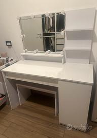 Toeletta con specchio e luci