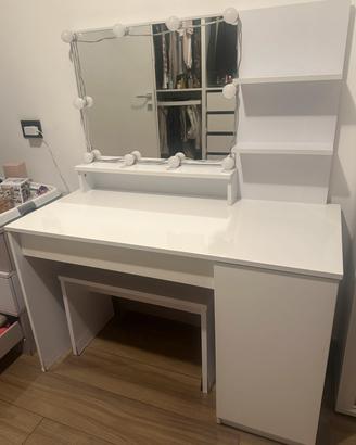 Toeletta con specchio e luci