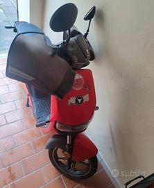 scooter con batterie e manopole 