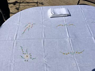 Tovaglia bianca ricamata a mano e tovaglioli