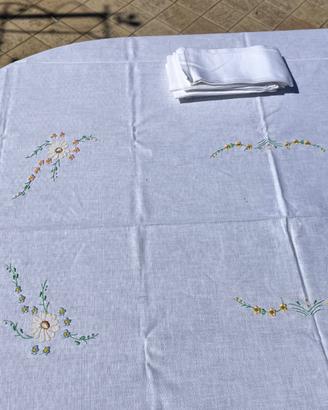 Tovaglia bianca ricamata a mano e tovaglioli