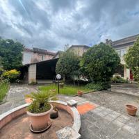 Indipendente 10 vani con giardino di 200 mq