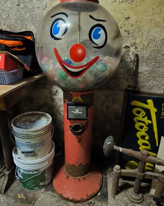 distibutore palline con sorpresa