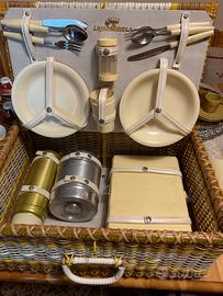 Cesta in vimini per picnic vintage