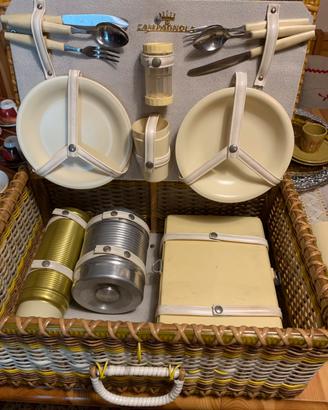 Cesta in vimini per picnic vintage