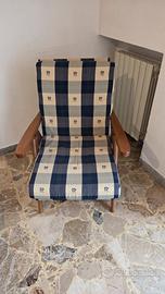 Poltrona classica vintage in legno con cuscini 