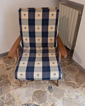 Poltrona classica vintage in legno con cuscini 