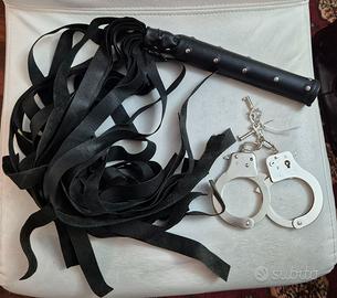 Frusta in vero cuoio e manette