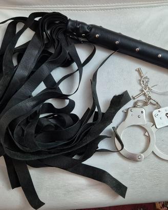 Frusta in vero cuoio e manette