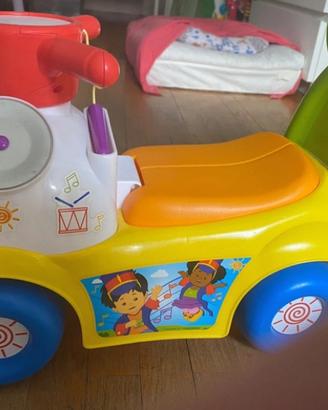 Fisher price macchinina cavalcabile musicale