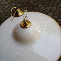 Lampadario a cappello a tesa larga