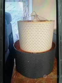 due lampadari uno blu uno bianco 