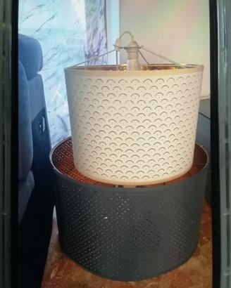 due lampadari uno blu uno bianco 