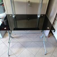 Scrivania in acciaio con piano in vetro nero