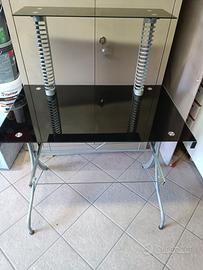 Scrivania in acciaio con piano in vetro nero