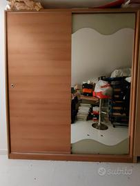 armadio con ante scorrevoli