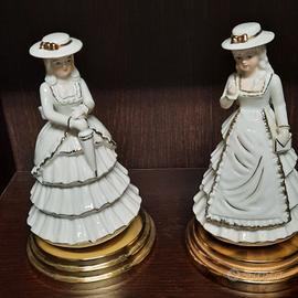 coppia statuette con carillon 