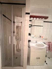 Mobile bagno completo con lavabo, specchio e luci