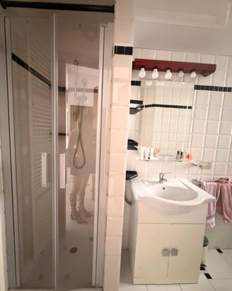 Mobile bagno completo con lavabo, specchio e luci