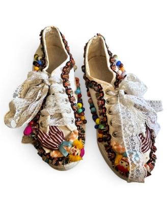 Scarpe vintage bianche con decorazioni artigianali