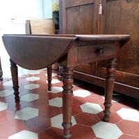 Tavolo a bandelle in legno di noce con cassetto