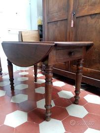 Tavolo a bandelle in legno di noce con cassetto