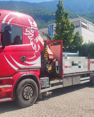 SCANIA 440 con GRU PALFINGER